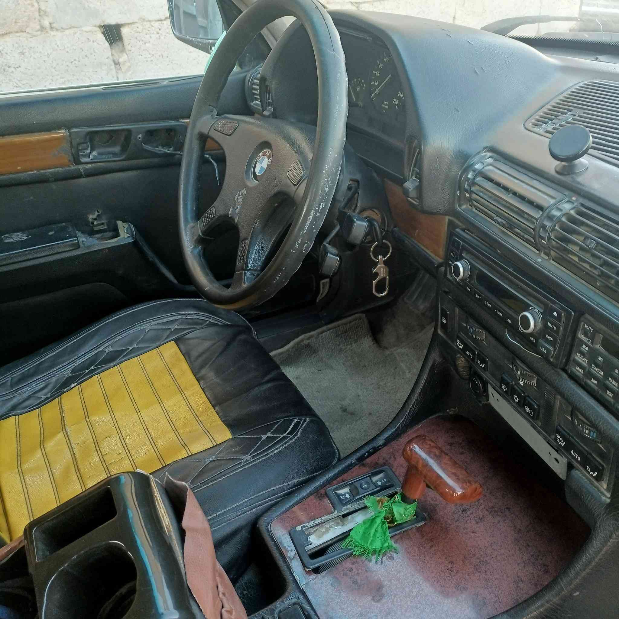 بي ام للبيع العنوان ناصرية سيددخيل 

السعر 25 ورقة وبيها مجال 
كير ومحرك وحدادية شرط 
رقم صدامي سنوية منتهية 2022 للاستفسار الاتصال على الرقم ***********
***********
