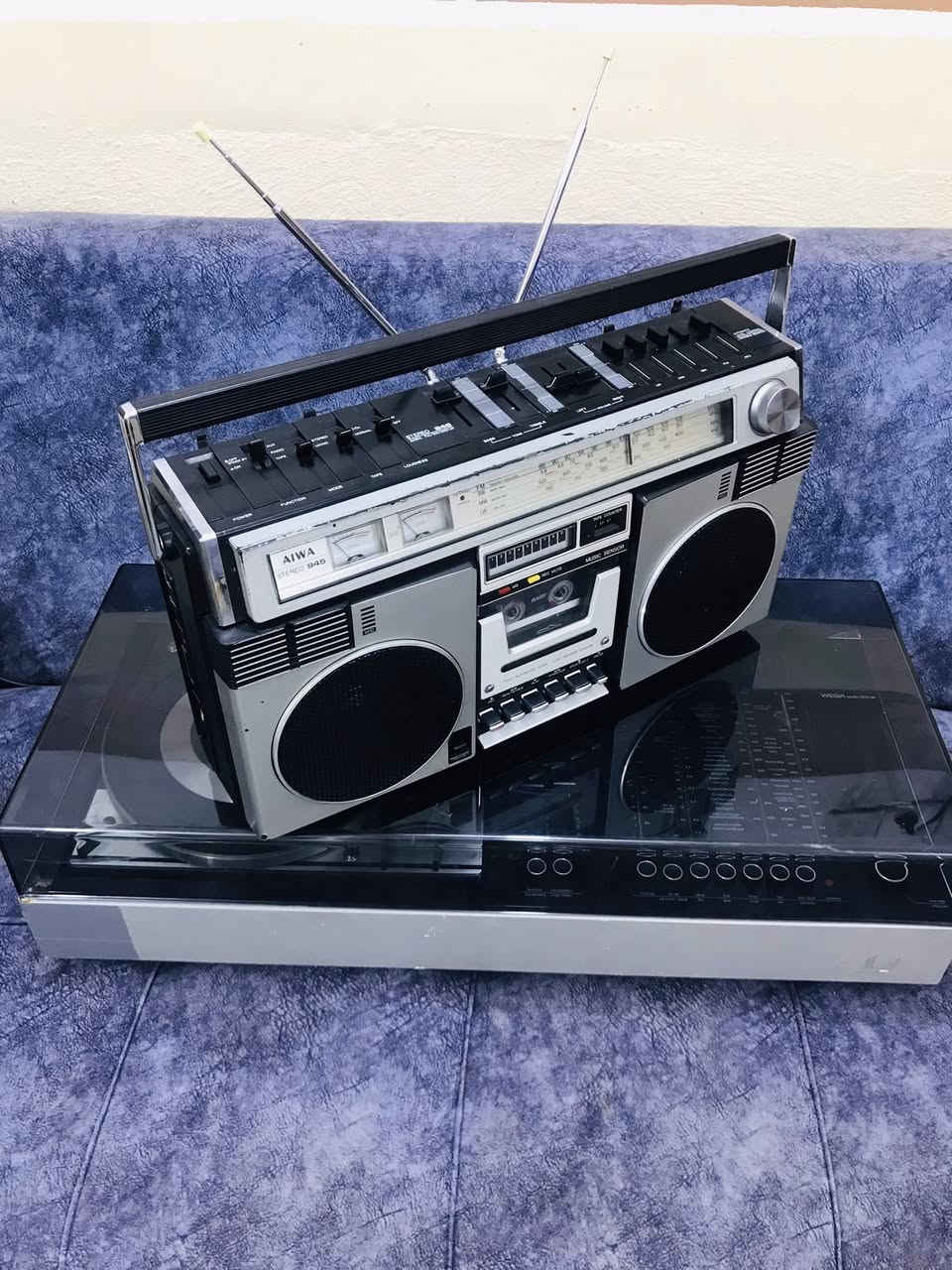 للبيع تحفة من AIWA اليابان
AIWA-945-Japan-1976 🇯🇵
نظافة الجهاز 95 % على شركة 
نظام راديو FM / MW / SW / LW 
كهرباء 220 V + بطاريات عدد 8 كبير 
نظام كيجات لمستوى الصوت 
مؤشر ضوئي للتسجيل 
مخارج  2  للسماعات الخارجية 
نظام دبل هوائي لتقوية المحطات 
عرض 47 سم  ارتفاع 26 سم 
وزن ثقيل ما يقارب 7 كيلو 
للاستفسار اكثر مراسلة الصفحة 
وات ساب *********** اتصال ☎️
