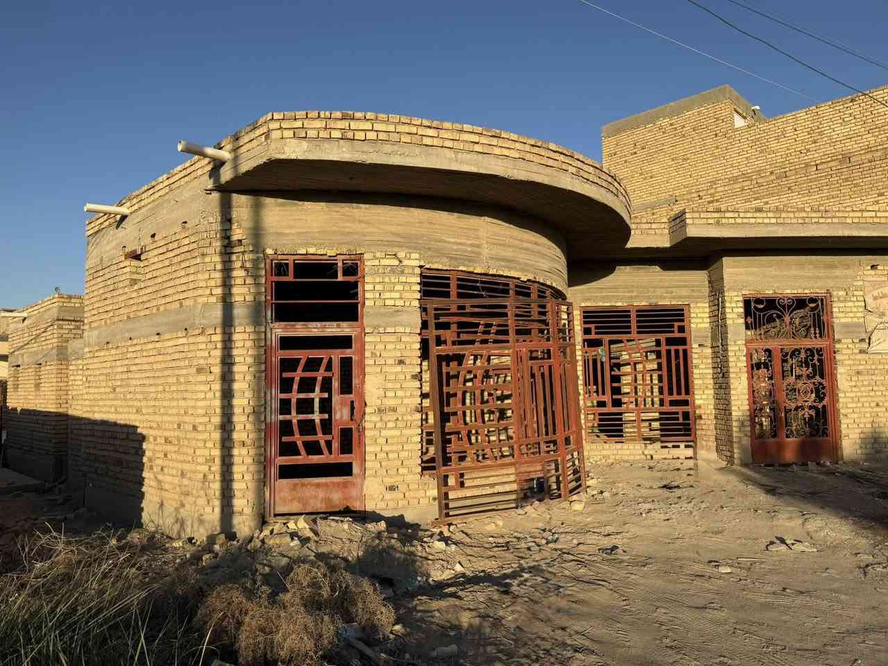 � فرصة مميزة
– هيكل مسقّف للبيع في ناحية العكيكة 🔥
📍 الموقع: على الشط مباشرة
📍 شارع عام (بندريات) – بستان الأستاذ هاني حمودي
📐 المساحة: 300 متر مربع

موقع مميز وإطلالة مباشرة على الشط، مناسب للسكن والاستثمار 👌

🏗 مواصفات البناء:

✔️ طابوق وصب كونكريتي متين
✔️ رباطات فوق الشبابيك + رفت أرضي
✔️ أبواب حديد وشبابيك مركبة
✔️ تأسيس كهرباء (بوريات مع تسليك كامل)
✔️ تأسيس ماء (بوريات جاهزة)
✔️ تربيع الأرضية بالطابوق

🏠 التقسيم:

 • ديوانية
 • هول
 • صالة
 • مطبخ
 • غرفتا نوم
 • مجمع صحيات داخلي
 • غرفة ماستر (سويت)
 • ارتداد متر ونصف
 • كراج سيارة
 • ساحة خارجية واسعة

العقار نظيف وموقعه حيوي وقريب من الخدمات، فرصة مناسبة لمن يريد يكمل تشطيب حسب ذوقه ✨

📞 للاستفسار والمشاهدة يرجى التواصل على الخاص
***********ازهر ابو على
