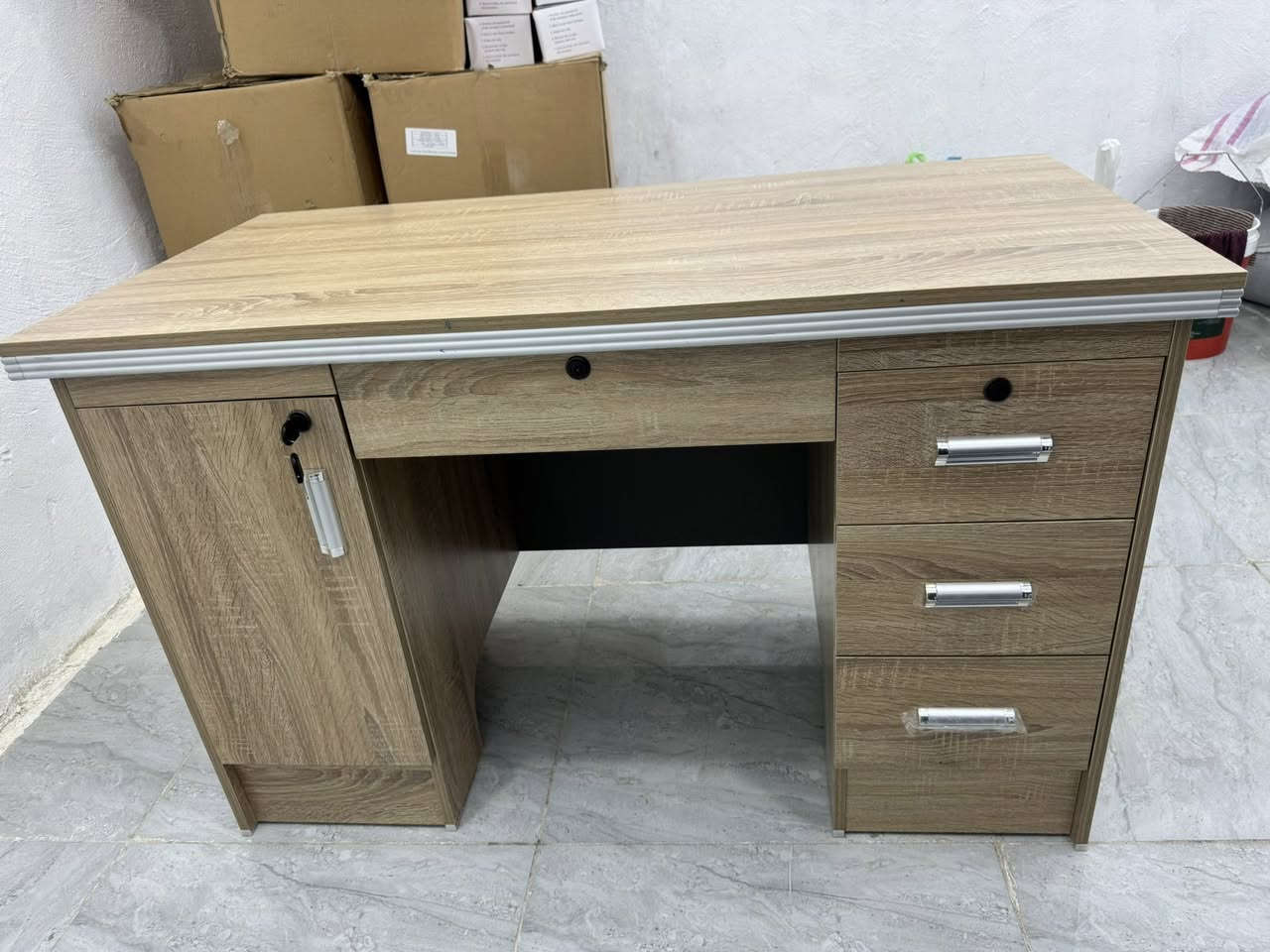 سلام عليكم ميز مكتبي  جديد جدا جدا بعده بالجيس سعر ١٢٥ الف
***********
