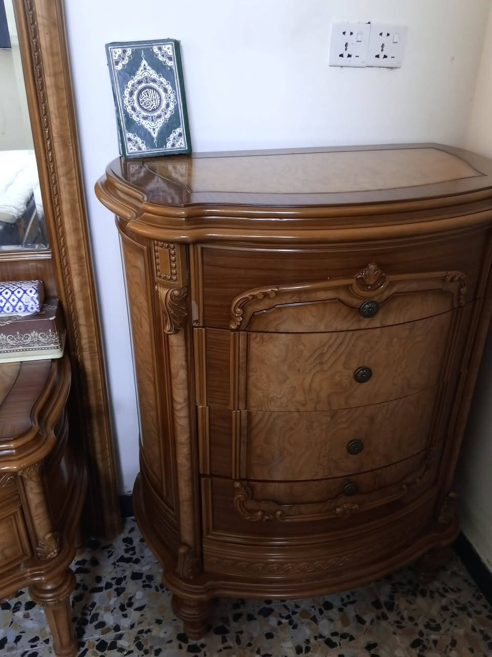 غرفه نوم للبيع ثقيل العنوان بغداد التواصل واتساب ***********
