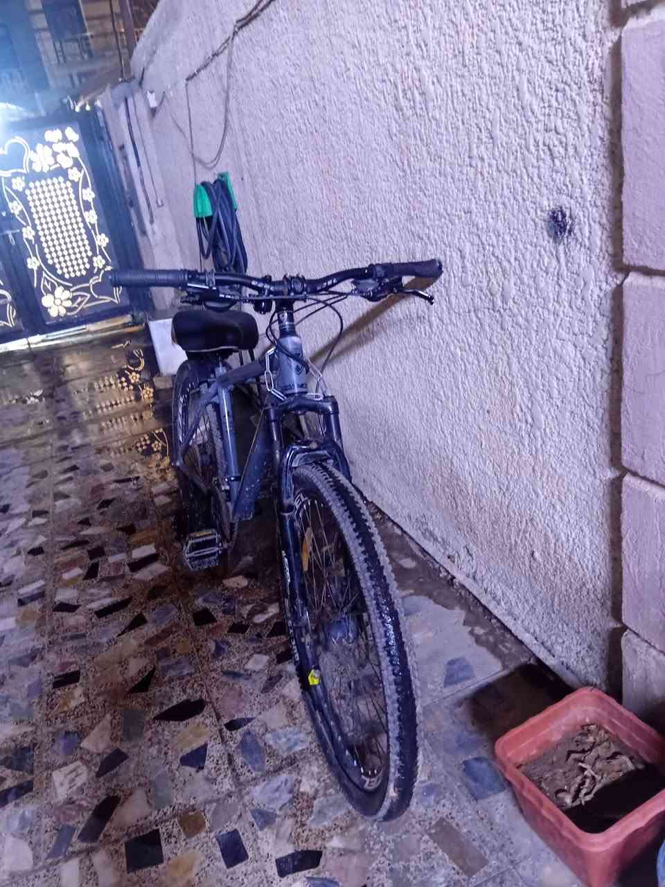 سلام عليكم  بايسكل للبيع كلشي ما بي بس العكرب 
واكع مشتري 200 السعر 150 وبي مجال 
*********** واتساب
