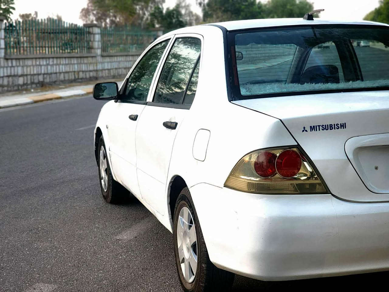 لانسه ر 
موديل ٢٠٠٤
گير عادي 
مزايده يه 
ساقه 
گيرو مه كينه و ته بريدي به شه رت 
سعري ٤٣ گلا 
***********
