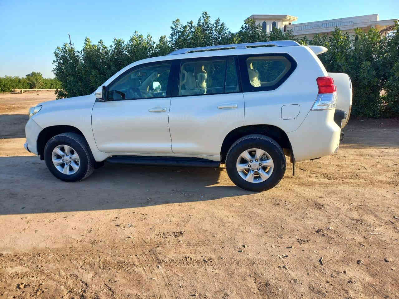 تحيه طيبه 
للبيع برادو 2013 كويتي محرك V6 
محرك كير صدر كفاله على وضع الشركه 
تخم تاير جديد رقم بغداد بسمي سنويه ل 30 هزه جديده ماشيه 98 حقيقي  
داخلها طك كارتون ما ناقصها اي شي 
فتحه تبريد 3 قطع ثلاجه 
بيها تكحيل بخشم الجاملغ  كد نص اصبع 
وبيها بارد بل باب الخلفي شي قليل جدا 
السعر 288 وبي مجال 
مكان السياره واسط العزيزيه 
***********
