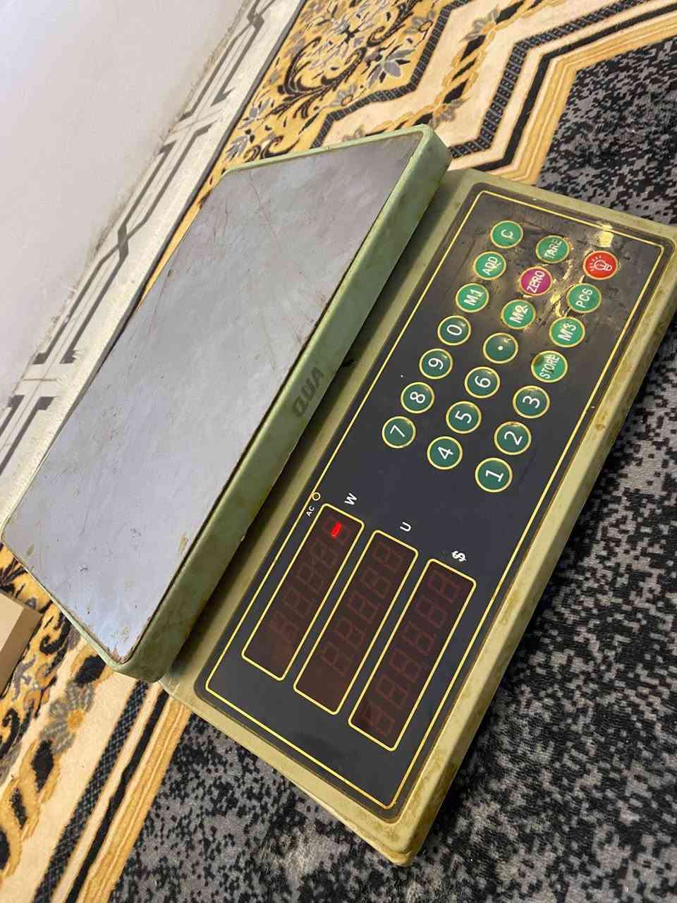 السلام عليكم
ميزان الكتروني شغال لحد ال 40 كيلو
السعر 25 
او عجانة شغالة نضيفة السعر 60 
او لدي مكينة للايسكريم ممستعملة 
سعرهة 10 
ولدي بلانكات العدد 12 
السعر 20 
مكاني بغداد حي الاعلام 
رقمي ***********
