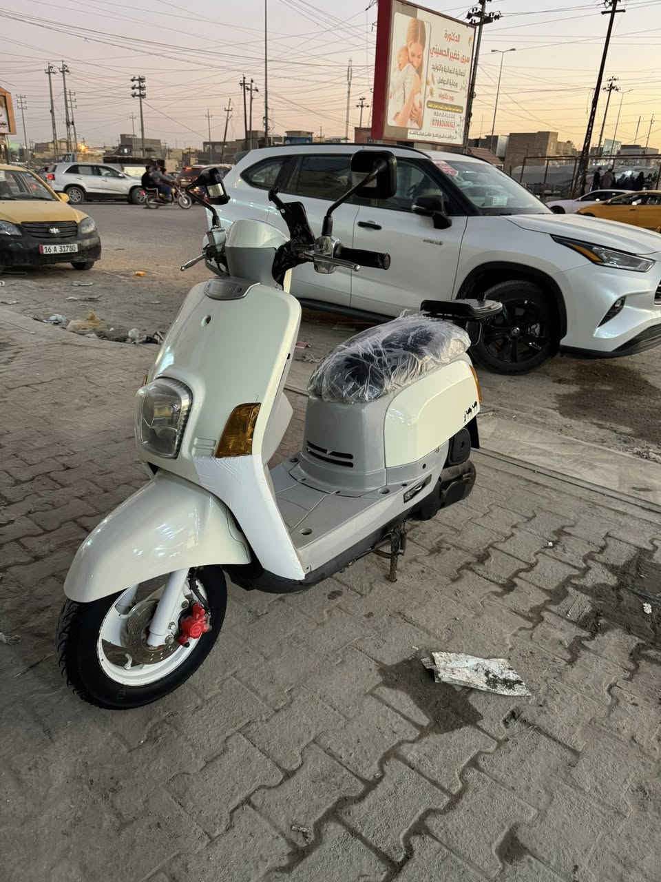 السلام عليكم
ماكس بوليسي كابريتر 2007 داخل رصاصي بلادي

شلعة ومعدل دراجة نضيفة كهربائيات كلها شغالة 
كفرات بلادية ونضيفة
سعرها 650
مكاني ديوانية مركز
للاستفسار اتصال ***********
