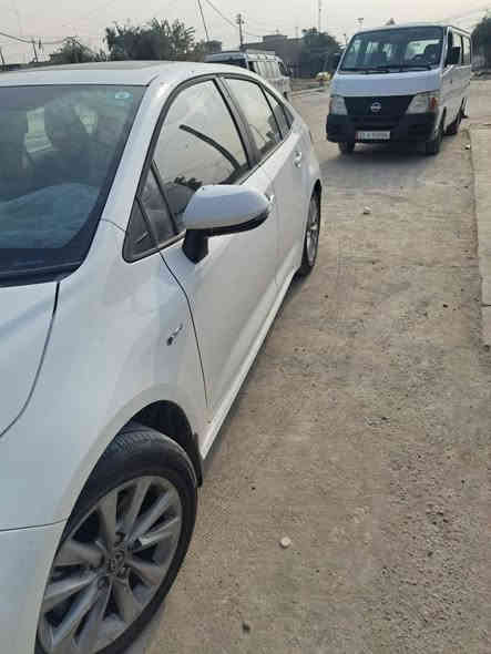 السلام عليكم كورلا هايبرد موديل 2025 ماشية  2700 كفالة عامة متوازي على بيعتها عندي ضرف السعر 152 وبيها مجال  رقم الموبايل ***********
