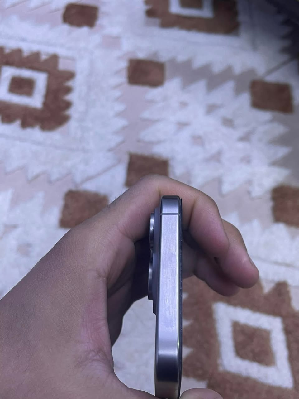 السلام عليكم ايفون 15 برو ماكس لون تيتانيوم ذاكره 256 بطاريه 88 عدد الدورات 577 تلفون شرق اوسط تلفون مكفول من شخط وزلغ وخدوش وكامل مكمل لزكه مال ضهر ولزكه مال شاشه و حمايه كامله مال كامرات وكفرات 3 ويا  التواصل خاص او رقم ***********
