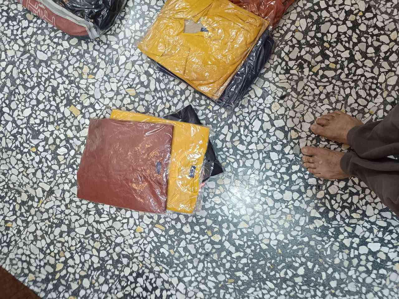 عزلت محل عندي خمس درازن بنطاير كابوي ليگرة خمس الوان ودزرنين تيشرتات حجري ابيعهن جوة جملتهن ***********
