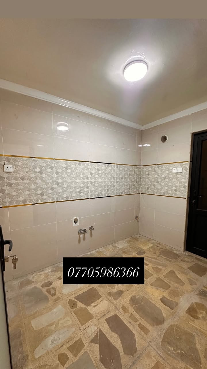 #للايجار____في____السيدية
⭐ درجة أولى

المحتويات:
 • 4 غرف نوم
 • صالة
 • هول داخلي
 • مطبخ
 • خدمات عدد 3

🚗 كراج + حديقة

✨ العقار جديد وجاهز للسكن

💰 بدل الإيجار:
2 مليون قفل
الدفع كل شهرين

👨‍👩‍👧 مطلوب عائلة – سكن السيدية حصراً

📞 للاستفسار:
***********

📍 مكتب الفهد الهندسي
مقابل الحكم سنتر
