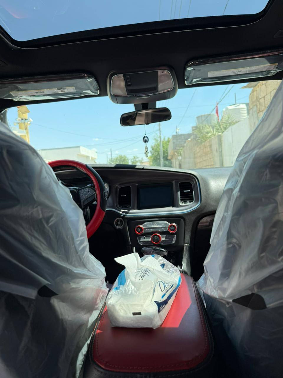 فتحة تحكم 
تحكم ستيرن
جلد 
منظومة صوت 🔊
شاشة وسطية 
حادث بسيط 
موجودة في النشر
بدون رباك 
بيهة بس بارد بل الباب خلف صدر
سيارة ماشية 130 شراي اتصل.. ***********
