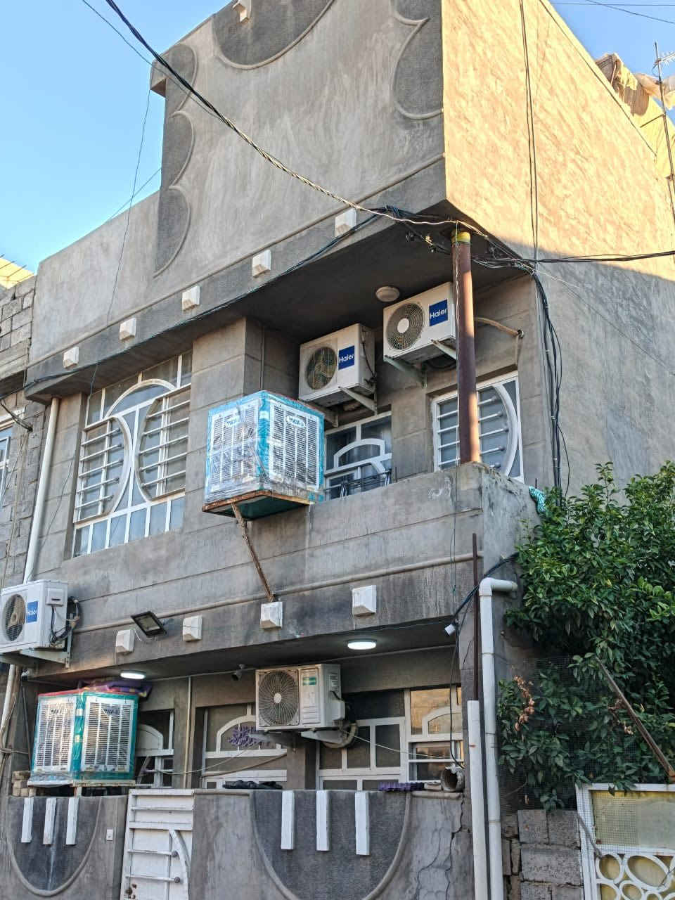 سلام عليكم بيت مساحه ٥٠ متر البيع ثلاث طوابق ٣غرف نوم بدايت قريت صبر بل بدايه سعره مناسب حيل التصال ***********
