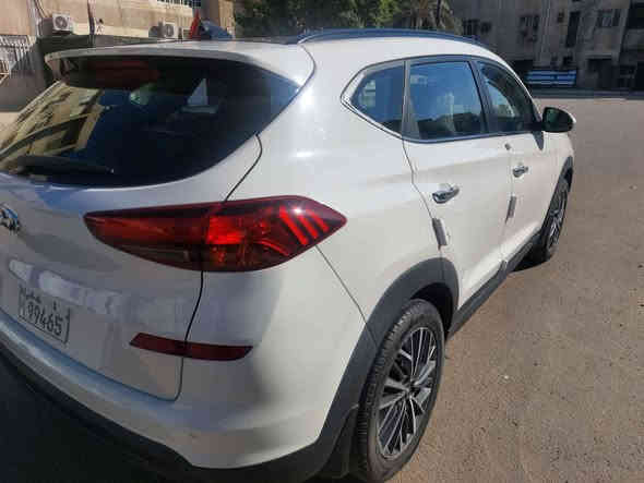 عندي توسان ٢٠١٩ خليجية زيرو فول ١/١ ماشية ١٧ الف حقيقي وكالة الكاصد محرك ٢٠٠٠ دوش رقم بغداد الإنكليزي بسمي سنوية وهزة جديدة مكفولة كفالة عامة من كل شي من الشخط والبارد والصبغ استلمتها زيرو وغلفتها جياسة الشركة بيها نانو سيراميك وغلفت الارضيات جلد مواصفاتها بصمة بانوراما كشنات جلد لونين كرسي كهرباء حساس أمامي خلفي مري شفط شاحن شاشة وكامرة وسعر السيارة ٢٢٣ ورقة بيها شي بسيط حك الجية للاتصال ت (***********) موجودة السيارة في زيونة بغداد
