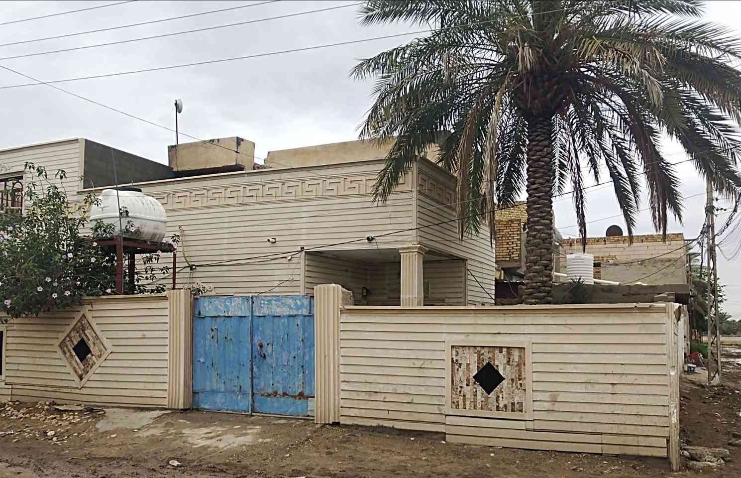 ابلاش ابلاش  ابلاش
دار للبيع 275م ركن على شارعين طابقين  🔥🔥🔥
حي العسكري 👇👇
تفاصيل البيت السلام عليكم  اعاده  النشر بسيب الوعود الكاذبه عمي الموشراي لايدك عليه متاح .بيت للبيع طابو صرف العنوان الحمزة الغربي  في حي  الحسين العسكري  قرب موالدات احمد فيصل .موقع مميز  البيت ركن على شارعين .شارع امامي شارع عام تبيلط 10متر وشارع فرعي 8 متر  .المساحه 275  الواجهة 20 ونص متر النزال 13 وربع متر البيت نضيف جدا يتكون من طابقين الأول غرفة نوم واستقبال وصاله ومطبخ حار وبارد وصحيات . والسقف صب كونكريت مسلح والكهرباء  . الطابق الثاني يوجد فيه ثلاث غرف ثنين هيك وحده كامله ..جميع دواخل البيت سيراميك ماعدا الطارمه والممرات كرانيت البيت مغلف من الخارج السعر علي الخاص مفتوح او اتصل بالرقم *********** واتساب 🔥🔥
السعر 100 مليون  💸💸💰
