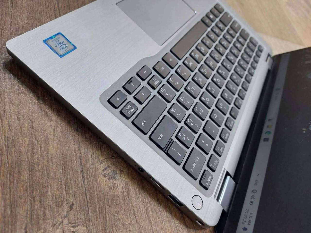 DELL 7400 2-in-1 Touch 
 لمس قلاب °360 سوبر سلم هيكل من الألمنيوم 
 ️المواصفات:-
 حجم شاشة 14 , الدقة FHD , لمس  قلاب  معالج كور اي 7 من الجيل 8
 الرام 16 كيكا
  التخزين الهارد 512ssdGB SSD 
منفذ HDMI
 شاحن اصلي  تايبس
كيبورد LED  ضوئي
تواصل واتساب  ***********
السعر 500 وبيه مجال
