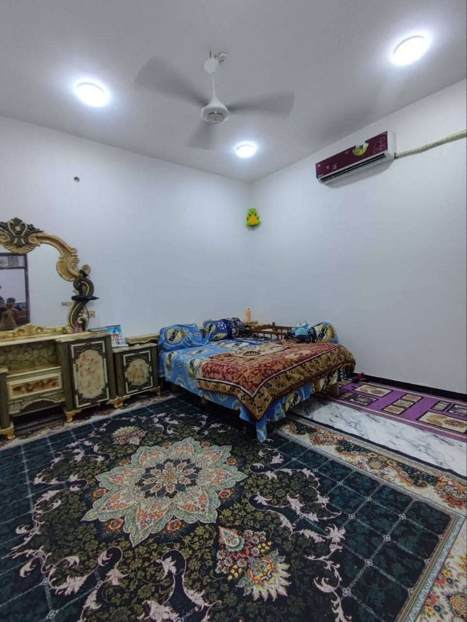 بيت في الاسكان الصناعي دور سيد حمزه النزله الخامسه فرعي مساحه 200 طابوق صب كونكريت
يحتوي على غرفتين وصاله ومطبخ وديوانيه وصحيات داخليه وخارجيه وطارمه 
الشراي فقط يتصل ***********
مشمول بالتمليك
