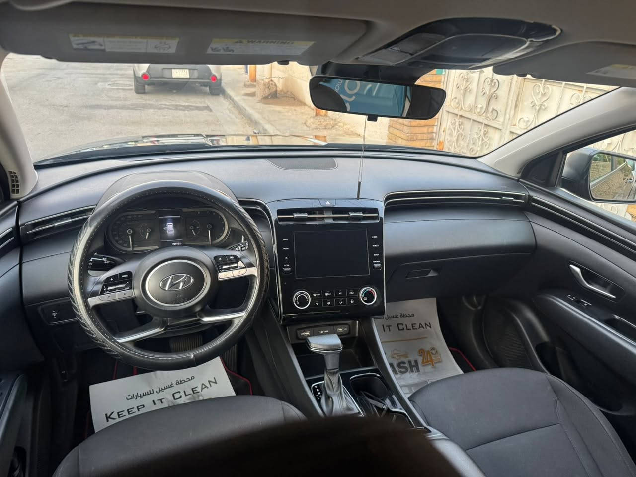 توسان ٢٢ وارد امريكي
‎ماشية 52 ميل 
‎سعة المحرك : 2.5 : 

‎-بصمه تشغيل
‎-بصمه ابواب
‎-تشغيل عن بعد 🔁 
‎-رادار امامي قياده اليه
‎-تبريد قطعتين
‎- كشنات كهرباء 
‎-رادارات خلفية  
‎-شاشه كبيره
‎-رادار جانبي في المرايا
‎- نظام مساعدة عدم الانحراف عن الطريق 
‎-نظام carplay 
‎- شاشة وسطية كبيره 
‎- نظام النقطة العمياء ( حساس مرايا جانبيه)
‎- هاند بريك بصمة 
‎-اوتو هولد
‎-فتح صندوق تلقائي عند التقرب
‎-نظام توقف تلقائي عند الرجوع
‎ - كاميرا   بدقة عالية 
‎ - نوع مقعد السائق : كهربائي  - تدفئة
السعر 174 وبي مجال بسيط 
***********
