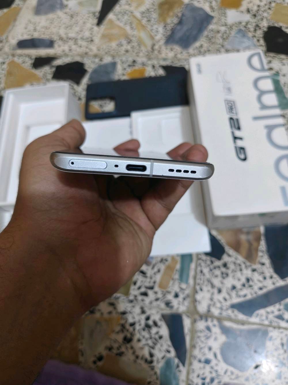 ريلمي gt 2 pro  نسخة عالمي اذكرة 256 رام 12 نظافة 99% للبيع سعر 375 مجال بسيط عنواني بغداد اي استفسار عالرقم ***********