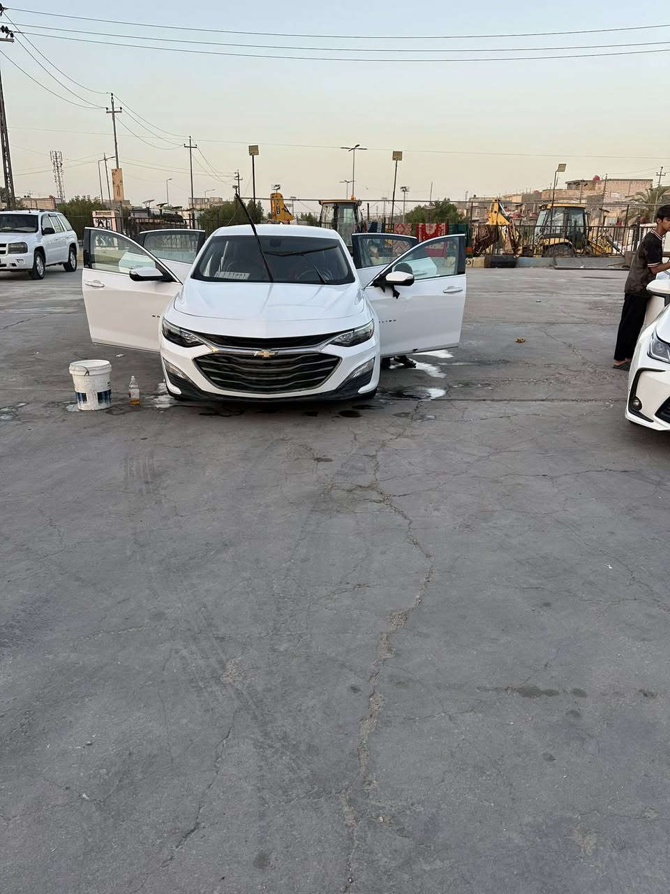 السلام عليكم 

ماليبو موديل 19 
مكينة 2000 فئة بريمير
لون ابيض الداخل اسود جلد 
تدفئة وتبريد كشنات تحكمات 
فول مواصفات ماعدا الفتحة
السعر 132 وبيهة مجال قليل 
الرقم ***********
غير متواجد على الفيس
