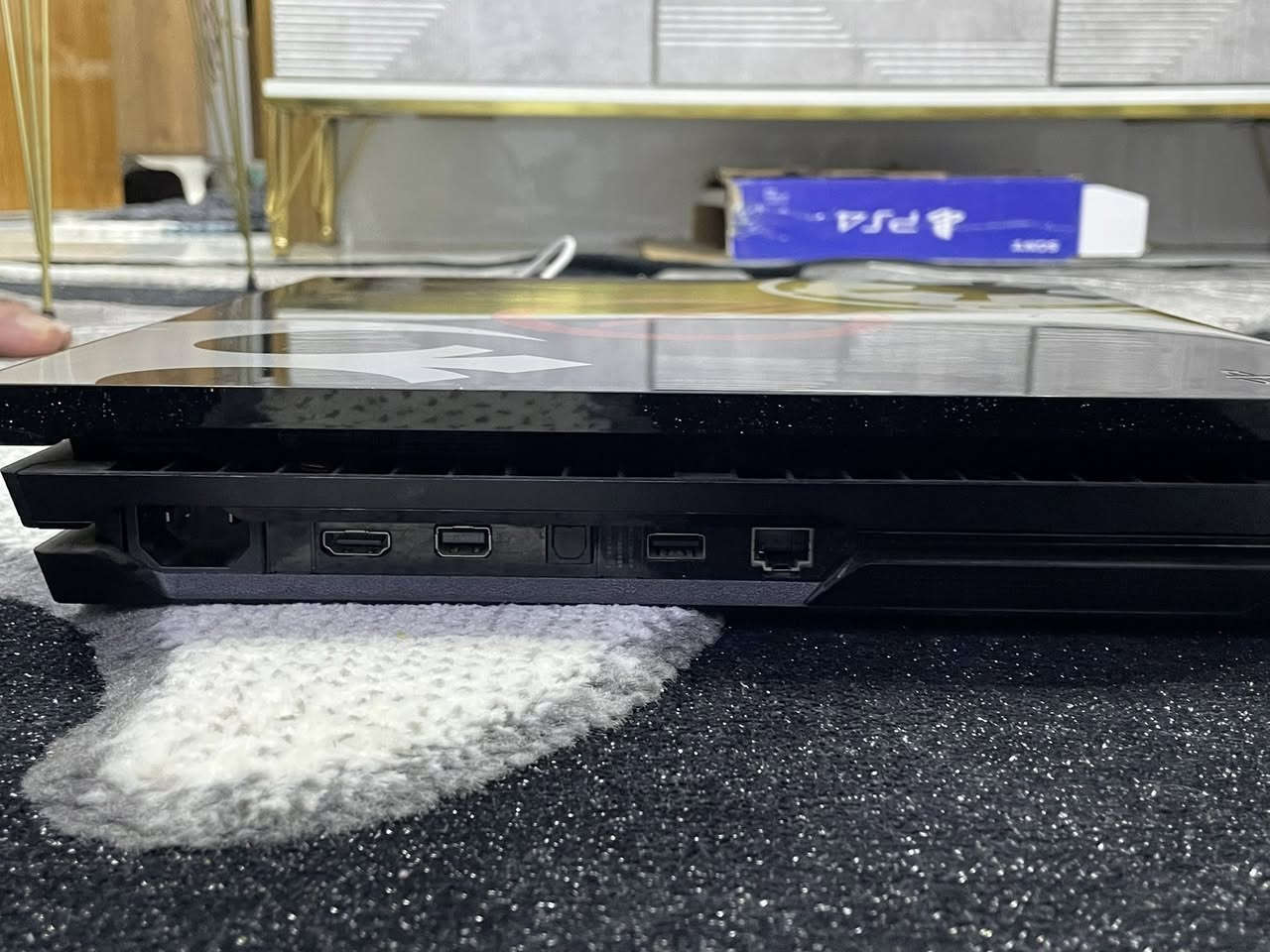 السلام عليكم
بلي 4 برو نسخة مميزة 
مهكر بي ماعرف يمكن ٢٠ لعبة هيچ 
وياه يدات اثنين اصليات و يو بي اس مصارلي يومين من جبته ابو ال ٥٠
سعرة ٤٠٠ مكاني بغداد حي الاعلام عندي توصيل جيراني تكسي ( بكروته )
***********
