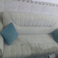 مجموعة قنفات للبيع بحالة جيدة جدًا. تتضمن طقم من كنبة كبيرة وكرسيين بت...