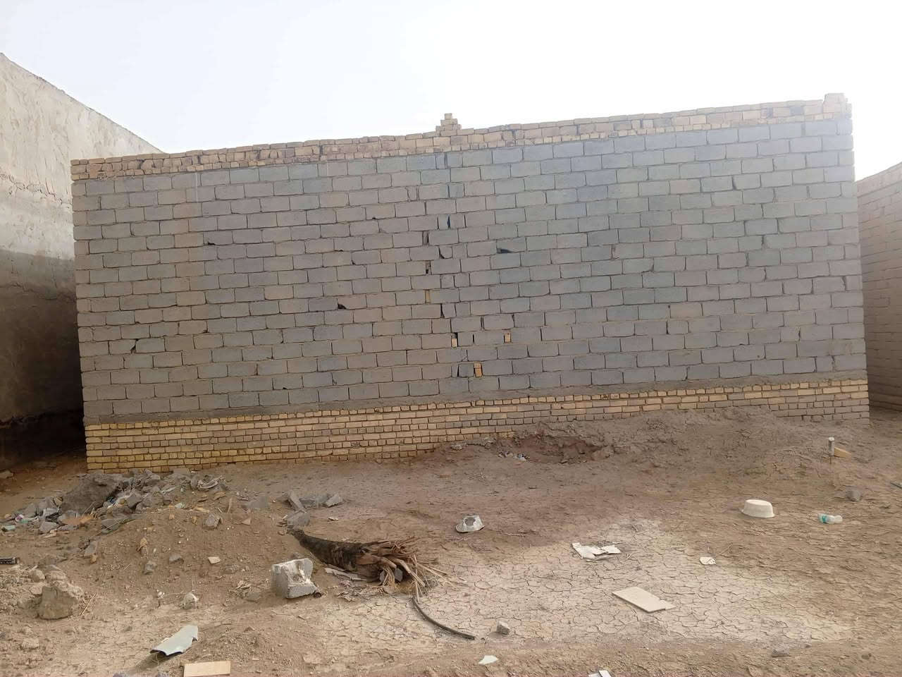 سلام عليكم بيت للبيع جديد قبل سنتين بنيته غرفتين صاله مطبخ ديوانيه مساحته٢٧٠جاهز ***********
