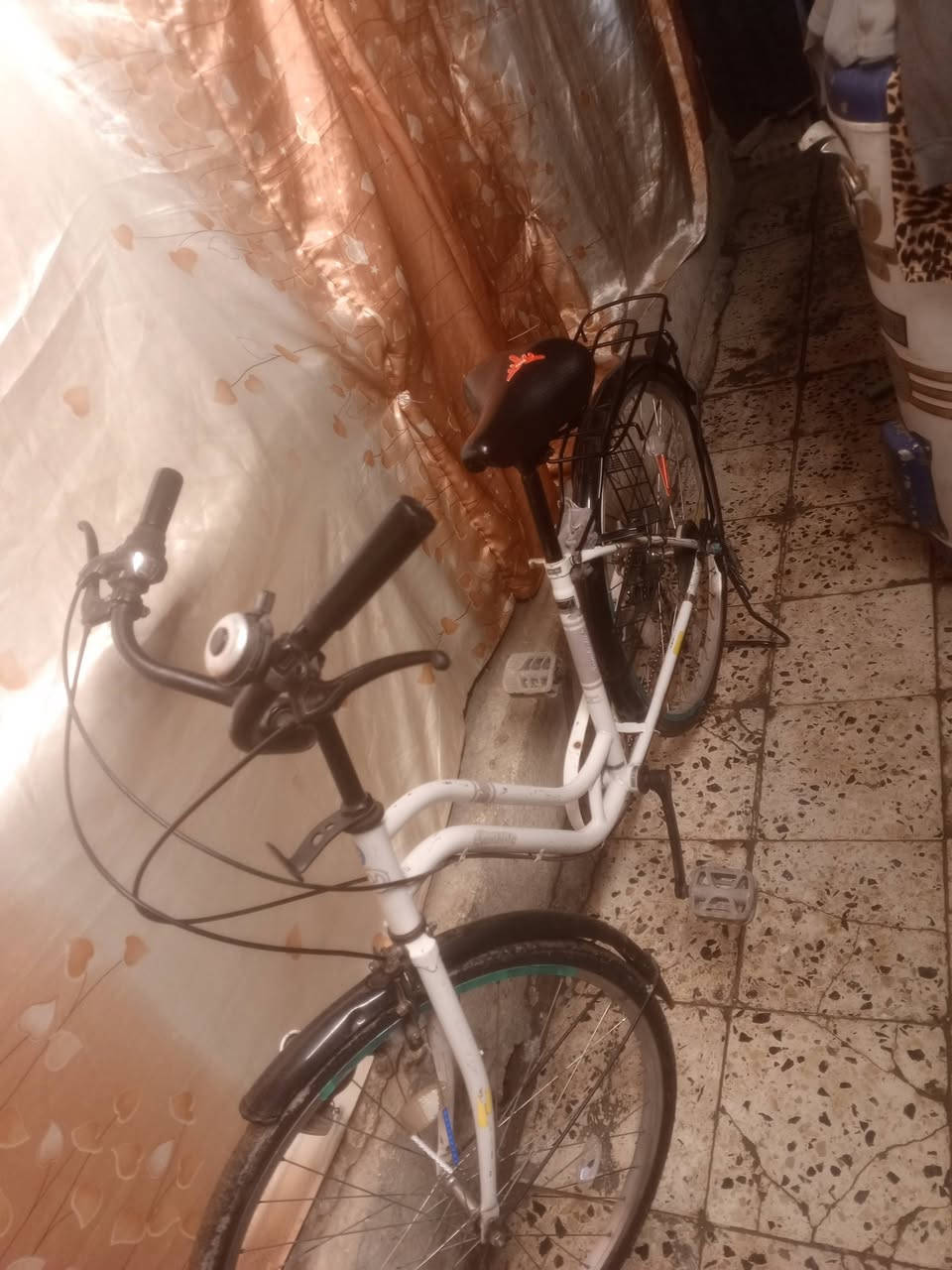 سلام عليكم  بايسكل بناتي للبيع موديل 2015 🔔شغال اكلوب شغال لون اصفر كرير اصلي شيمانو السعر 120 او بي مجال الاستفسار ***********
