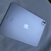 ايباد 11 (M4)  قطعه نضيفه حيل وفر بروف   بطاريه 91%   نضيف جداً شخط ما...