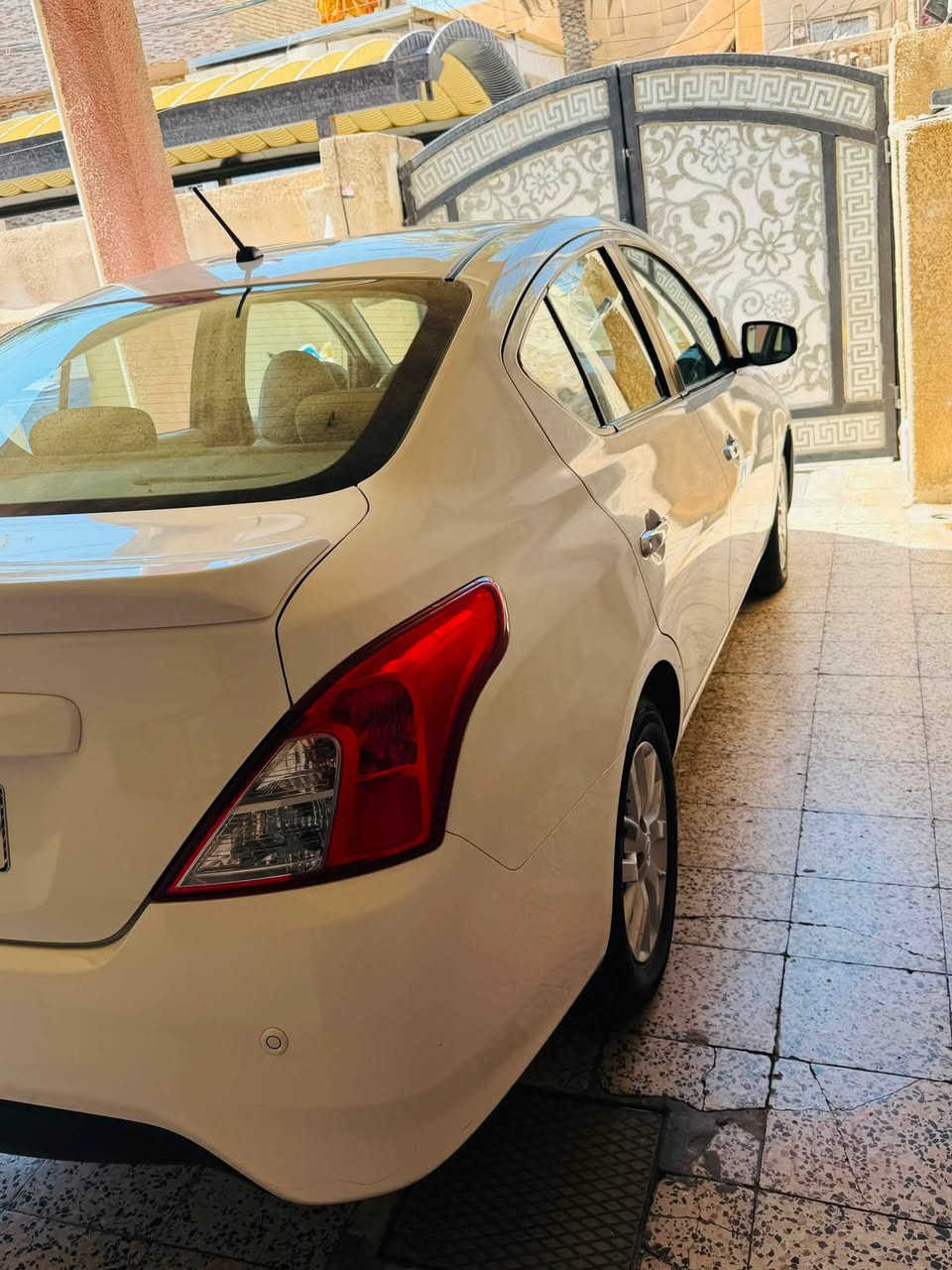 السلام عليكم 
نيسان سني هندي ٢٠٢٣ خليجي فول مواصفات ١/١ 
رقم بغداد باسمي 
بصمة 
تبريد بيانو 
مري شفط 
قطعتين تبريد 
٤ جام كهرباء 
ويل كب 
اشاير بل مري 
صارت عندي طخة بل جاملغ بسيطة وبدلته وعندي صوته موجدة بل منشور الباقي مكفول 
السعر ١١٥ بيها مجال بسيط لاتصال *********** مكاني بغداد حي العامل
