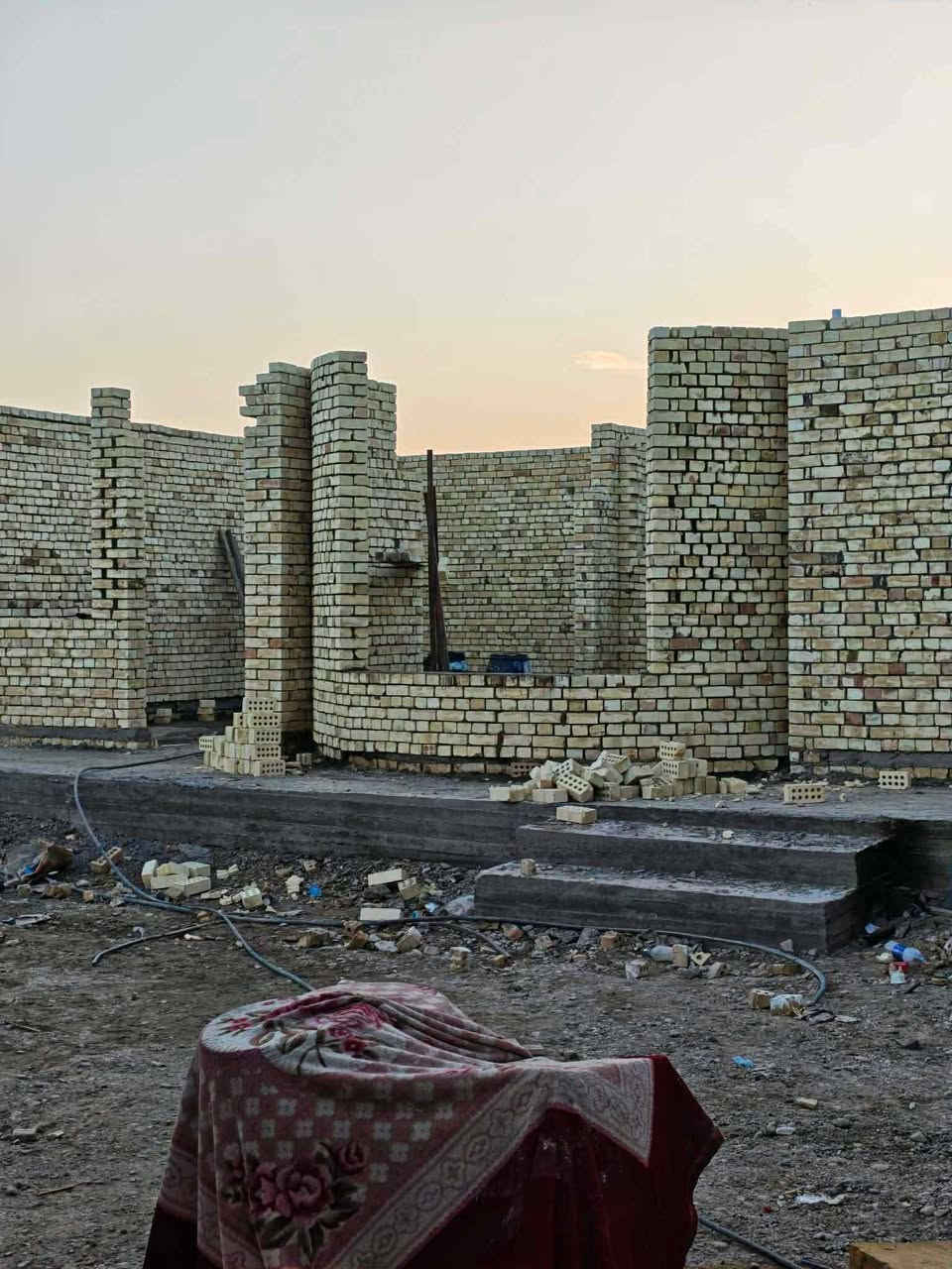 السلام عليكم موجود كادر بناء مصري شغل درجه اولى سعر مناسب للجميع تسليم مهندس رقم التلفون ***********
