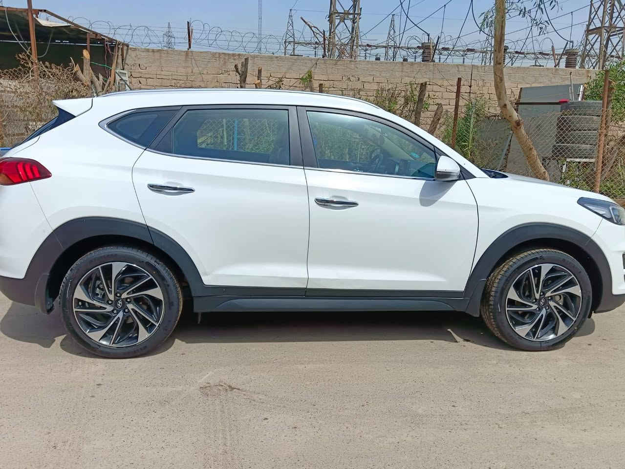 توسان مديل 20 خليجي مكفوله ماعده رصعات باب الصدر ولخفه جوه و ممبينات رقم اربيل بسمي ماشيه 74 الف مكاني بغداد رقمي *********** السعر 210 بيه مجال بصيط 
موصافاته 
1-حساسات امامي + خلفي 
2- كامره دواره 
3-3انضمه قياده 
4-مري شفط+ اشاير مري 
5-بصمه تشغيل + ابواب 
6-شاحن وايرليس 
7-ثلاجه جكمجه
8- قطعتين تبريد 
يدات نيكل
