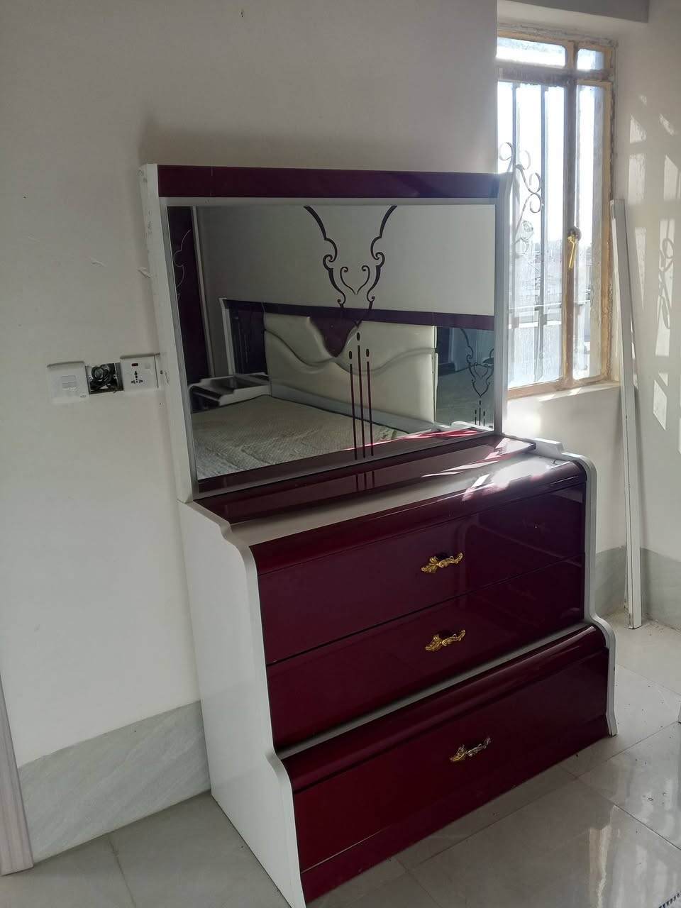 السلام عليكم غرفة نوم تركيه للبيع 
كنتور بوب سحب زاويه مرا فره دوشك وياها مستعمله شي قليل مكان كركوك حي نصر سعر خاص او الاتصال على الرقم ***********اسيا
***********زين
