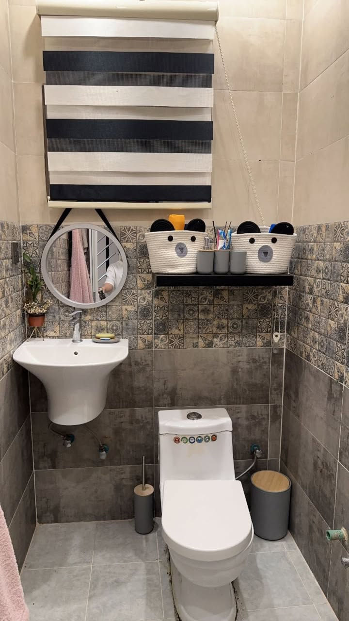 السلام عليكم 

بيت بمساحة 50 متر زراعي سند 25 بيت سعيد ، حي تونس ،قرب برج الاتصالات 
، موقع هادئ وبناء حديث، يتكون من ( ثلاث غرف نوم+ صالة + مطبخ + حمام عدد 2
البيت مرتب وجاهز للسكن، نقص واجهه فقط ،
تتوفر جميع الخدمات (ماء، كهرباء، صرف صحي ، فرع مقرنص)
مناسب للعوائل  أو للاستثمار.
السعر مناسب  130 مليون وقابل للتفاوض 

📞 للاستفسار اتصل  على
***********
