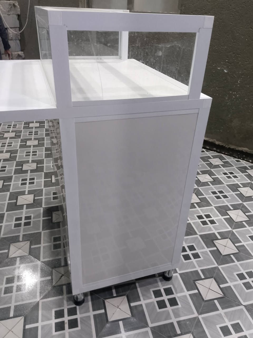 ميز للبيع سعر 200الف وبيه مجال شراي يجي خاص او مراسله عله وتساب ***********او اتصال ‏‪***********‬‏
