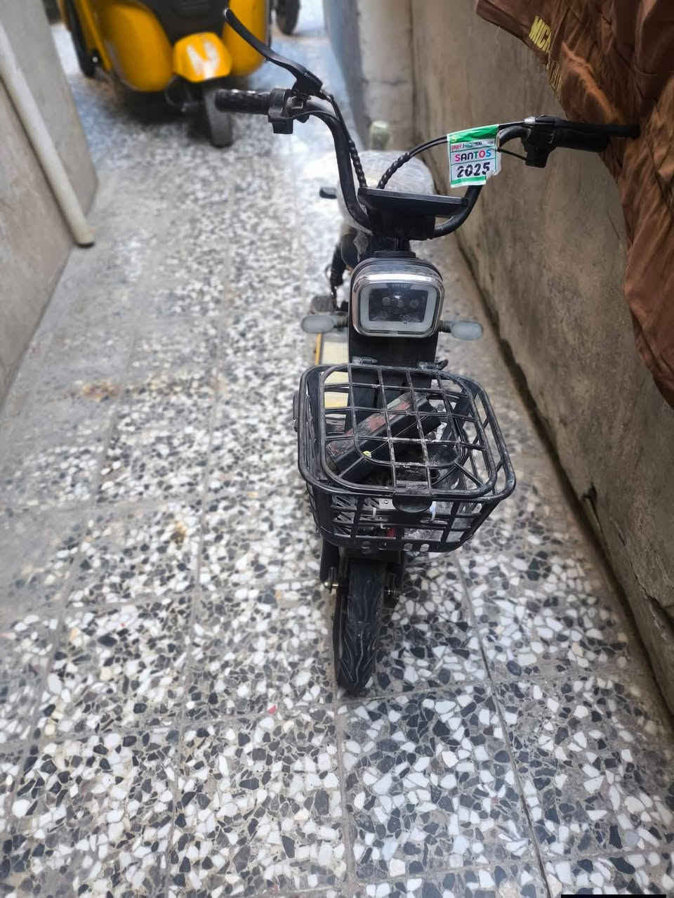 سلام عليكم دراجه شحن للبيع نقصها باتريات شغاله كلها سعرها 125وبيها مجال مكاني شعب رقم ***********
