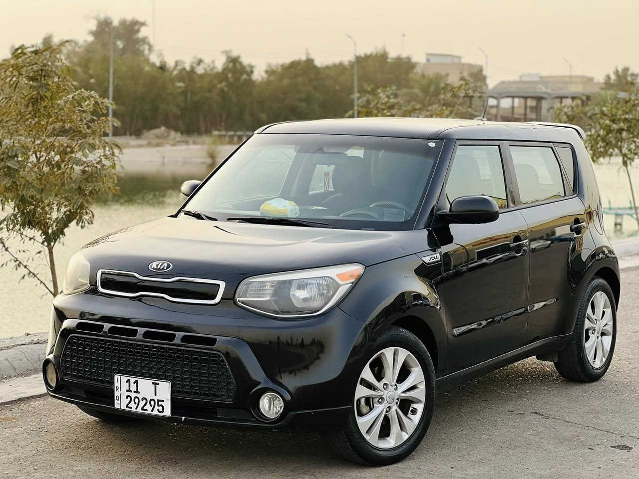 كيا صول 2016 رقم بغداد بسمي سعرها 117 وبيه مجال صور الحادث مرفقه مع الصور حادثه جدآ بسيط صبغ جاملغ وباب فقط فقط سيارة نظيفه مكينته 2000 المرغوب /داخل اسود شاشة وسط / كامرة خلفية دوارة / حساسات خلفية / تحكمات استيرن جهتين / تبريد ثلج / 3 وضعيات للقيادة سيارة جاهزة من كل النواحي مكاني بغداد *********** خاص مغلق الشراي يتصل
