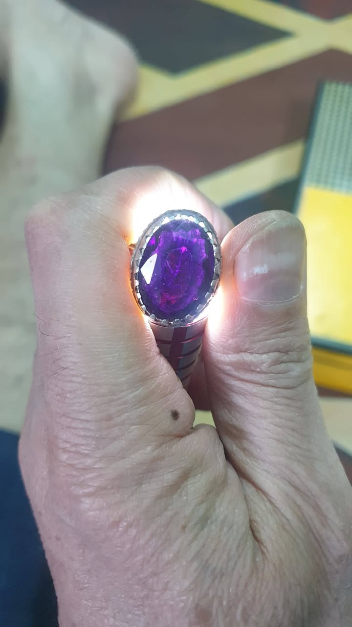 السلام عليكم
ياقوت أفريقي بنفسجي قديم
قياس المحبس ٢٢ السعر معه التوصيل ١١٠ تواصل واتس إب أو اتصال ***********
