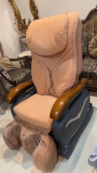 كرسي مساج وتدليك ظهر ورجل نظيف صار بيه عطل ومااعرفله للبيع ب150 مكانه ...