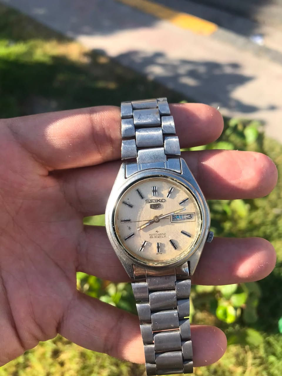 تحيه طيبه للجميع. 
سايكو ٥ // seiko 5
اوتوماتك ياباني اصلي قديم 
٢٣حجر // مينا لون ابيض 
نافذه لعرض اليوم والشهر //
السير اصلي // وقت مضبوط 
السعر ٣٠ الف / توصيل موجود


**إذا كنت صاحب هذا الإعلان وتريد حذفه لأي سبب، رجاءا أرسل رسالة إلى الدعم الفني**