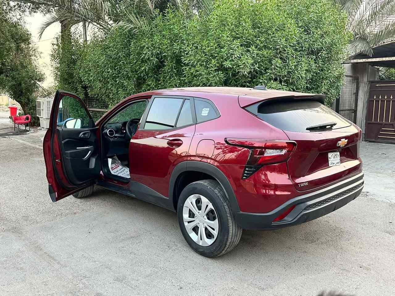 *للبيع شيفروليه تراكس 2024 - لون أحمر ناري* ❤️

*المواصفات:*
- *الموديل*: 2024
- *الفئة*: اكتب فئتك
- *اللون الخارجي*: أحمر
- *اللون الداخلي*: اسود
- *الممشى*: كم فقط
- *المحرك*: 
- *الحالة*: [وكالة / زيرو / رقم بغداد] مكفولة كفالة عامة
- *الضرر*: [بدون صبغ / .] 
- *المواصفات*: شاشة لمس، كاميرا رجوع، حساسات، بصمة تشغيل، جنط 18، 6 ايرباك، دخول ذكي [اذكر الباقي]

*السعر*: [155] دولار وقابل للتفاوض 
*المكان*: بغداد البياع مدينة الذرى
*للتواصل*: [***********] واتساب موجود

السيارة اقتصادية واعتمادية للعوائل والدوام
ملاحضه السياره شهداء بغداد باقي فقط الترقيم مجاني

