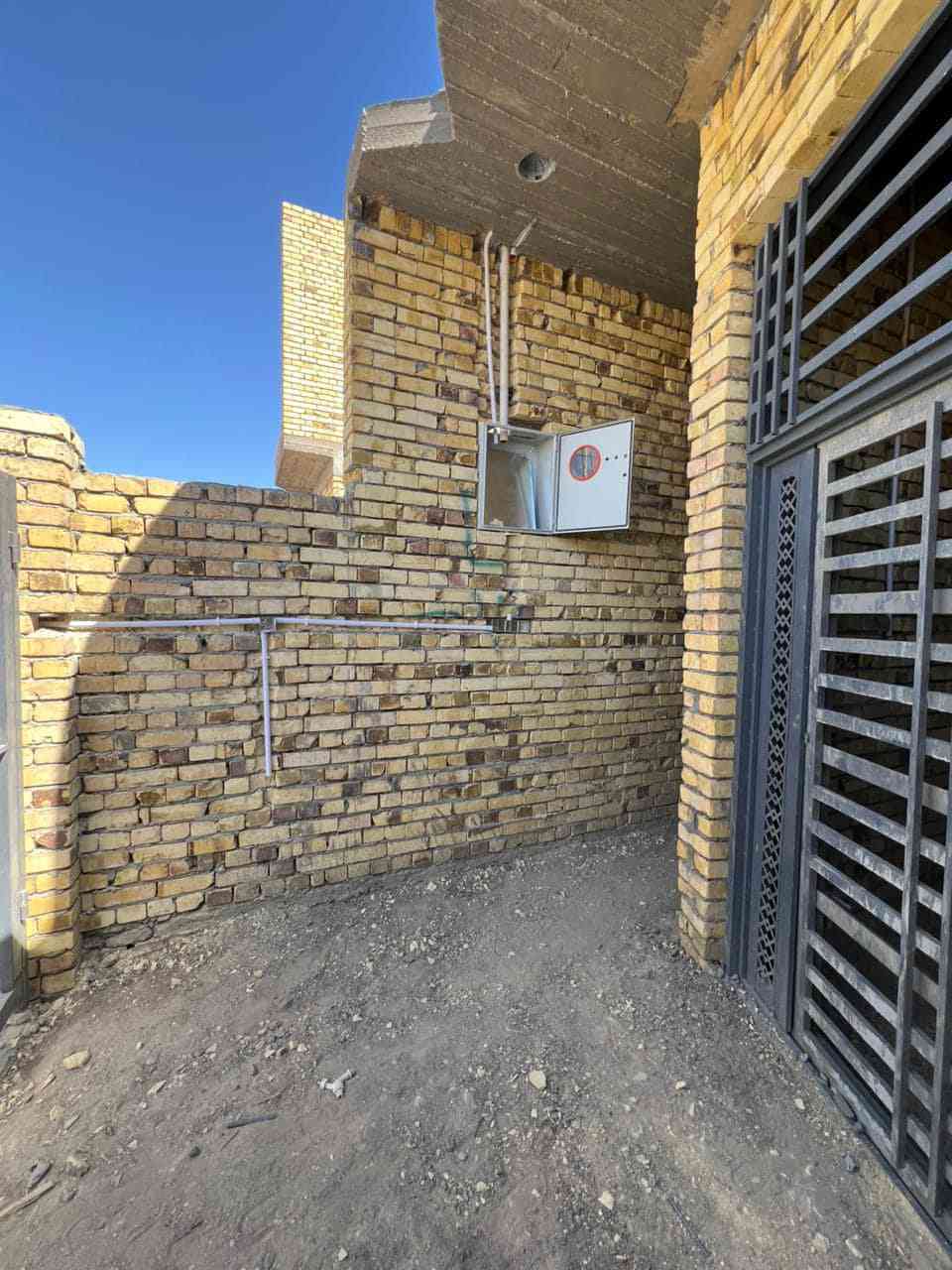 هيكل مسقف للبيع مساحة 100مترمنطقة حجي حسن الجمعيات الاربع سايدات طابو زراعي ٢٥ داخله ضمن التخطيط العمراني للمدن بصف الركن بناء درجه اولى البيت الكهرباء كامله يقع على شارع رئيسي نافذ خدمات المنطقة كامله ماء مجاري كهرباء تبليط انترنيت ضوئي للاستفسار الاتصال على الرقم ***********
