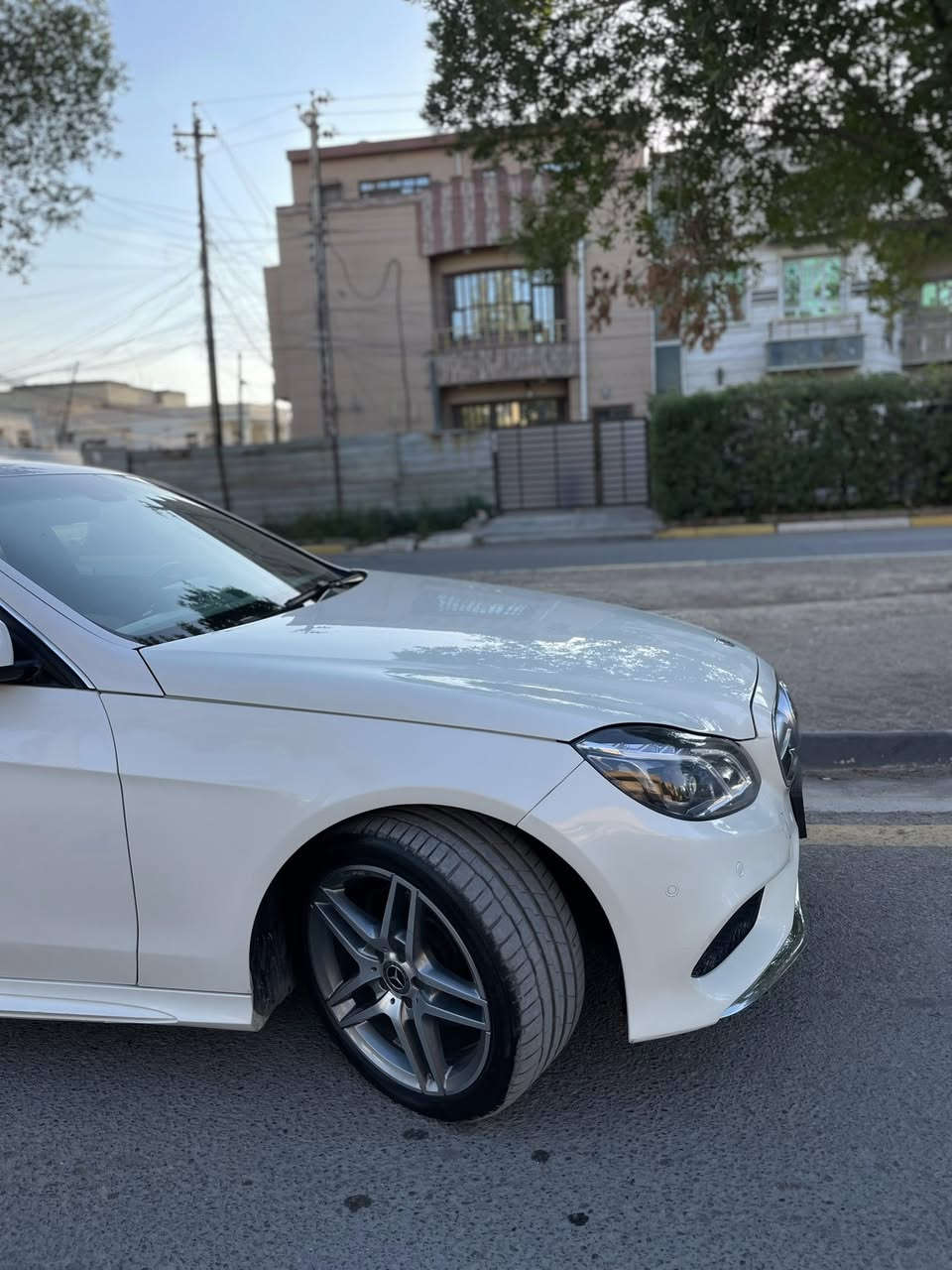 السلام عليكم .
للبيع W212
 Amg. Mercedes-Benz E350 كت دعاميات 
تويل دفع ثنائي 
موديل 2016 
تفاصيل👇🏼👇🏼
1_ بصمة⁩ تشغيل  
2_محرك 6 سلندر 
3_تبريد قطعتين  ⁦❄️⁩
4_كروز سرعة🔒 
5_مراية داخلية+جانبة عاكسة ⁦🔍
6_تحكم ستيرن كهرباء⁦⚔️
7_ شاشة   🖥⁩ بلوتوث يوتيوب 
8_فتحة سقف جام بنورما 
9_مري شفط 
10_كشنات كهرباء+ خزن ذاكرة  ✨⁩
11_ لدات الداخلية متغير  
12_ انارة ترحيب💡 ⁩
13_شاشة اعطال💬
14_ بردات كهرباء خلفي بوب 
15_نقاط عمياء 
16_ سستم صوت harmen kardon+ دمام خلفي 
18_ويل 18اصلي  ⚔️⁩ AMG
19_صدر امامي خلفي جديد ⁦🛠️⁩
22_كشنات هيتر 
23_تدفئة 
24_+ كاميرا
25_تبريد خلفي 
26ثلاجه 
27تحكم ستيران
28_انظمة قيادة 2
30_ ملكي كشن جلد اوف وايت
31بك لايت لد 
32كشن خلفي قلاب 
33لون ابيض 
34داخل لونين اسود ابيض 
35لايت عدسه زنون 
36 صندوك كهرباء 
37رادار مري 
…………………………….السياره رقم بغداد جديد 11 مميز 
تحويل ثاني يوم هزه جديده 
السعر 183
مكان السياره بغداد كرخ 
للتصال ***********
