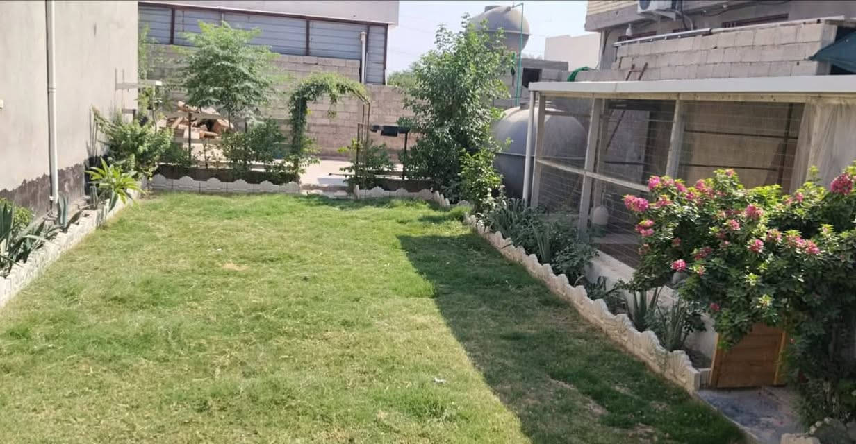 بيت للبيع - بمساحة إجمالية واسعة وموقع ممتاز
المساحة الكلية للأرض: 560متر مربع. 
مساحة البناء (البيت): 180 متر مربع.
​🔹 تفاصيل وتقسيم البيت الداخلي:
​غرف النوم: يحتوي البيت على (3) غرف نوم واسعة وبمساحات  (قياس كل غرفة 5 *5 متر).
​ أيضاً يحتوي على استقبال ضيوف بمساحة 8*5 متر
وصالة بمساحة 8*5 متر
ومطبخ بمساحة 7*5
​🔹 يحتوي أيضاً 
​حديقة أمامية:   بمساحة 10 متر 
و​حديقة : بمساحة 210 متر مربع
​كراج خاص للسيارة :
​
​العنوان/ [ بغداد بسماية ]
مقابل قاعه الامام علي 
سعر ١١٥بي مجال تواصل 
***********
