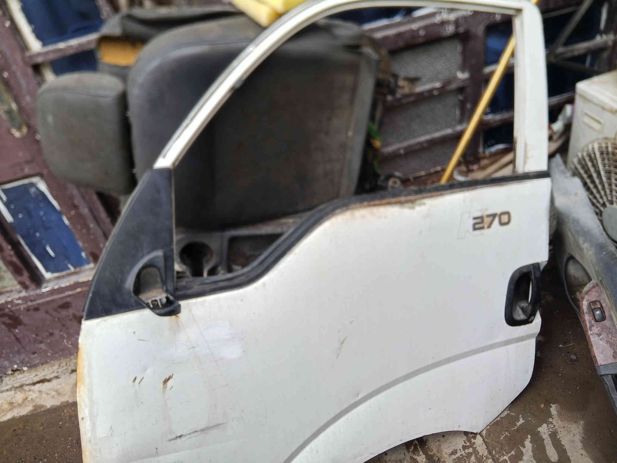 سلام عليكم بيبان 2  مقفلات كاملات هنة وجامهن وبطاينهن مال كية بنكو 3  2700  وبنيد وماصدات وصفاحية  مكان الشعب ***********
