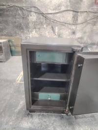 قاصه القياسات الارتفاع 100 العرض 65 سم العمق 60سم الوزن 500 كيلو رقم ا...