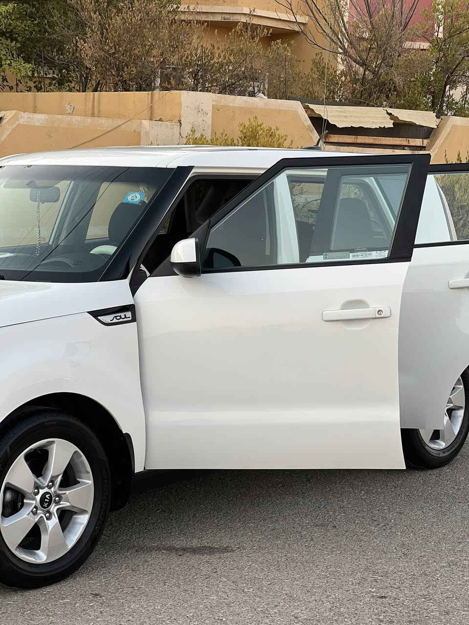 سلام عليكم كيا صول للبيع موديل 2019 امريكي بيها قطعتين باب وجاملغ سيارة جديدة بمعنى الكلمة هزة وسنوية وارقام كلة جديد تحويل ثاني غرامات صفر رقم بغداد مواصفات السيار فول تحكم ستيرن شاشة جبير كامرة خلفية 3 انضمة قيادة نورمال/ايكو/سبورت محرك 1600 دوش ماشية 36 الف حقيقي سعر السيارة 127 وبيها مجال للطيبين رقم ***********
