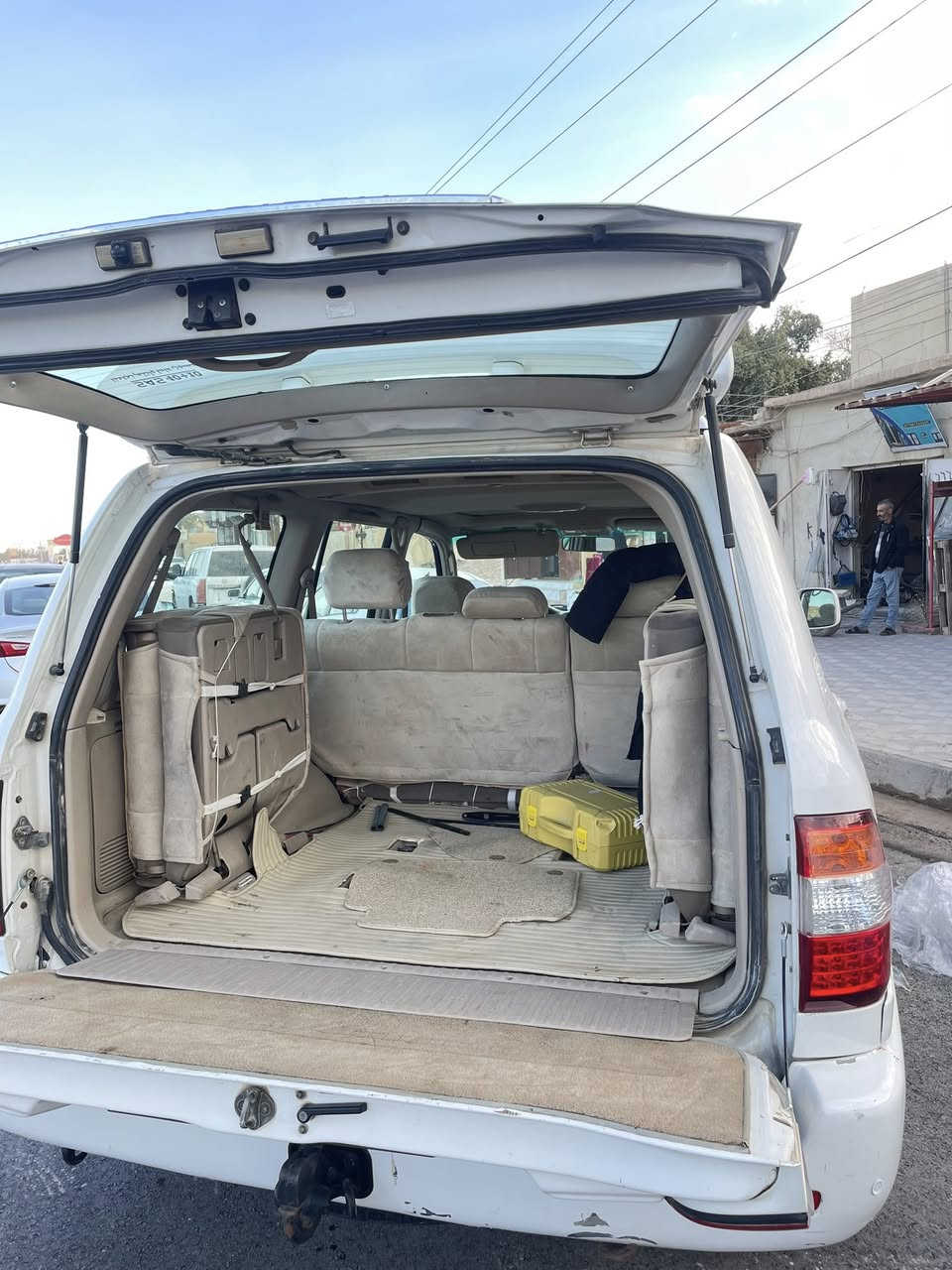 لاندكروز موديل 2000 فول مواصفات بيها قطعه وحده صبغ الجاملغ الخلفي عكس السائق محرك 8 سلندر 4700 جديد وكير جديد حدادية وتايرات جديدة فور ويل شغال كهربائيات كلها شغاله اي نقص مبيها السعر 165 وبيها مجال قليل السياره رقم دهوك بسمنا سنويه جديده مكان السيارة تكريت للآستفسار الاتصال على الرقم ‭0770 481 4419‬
