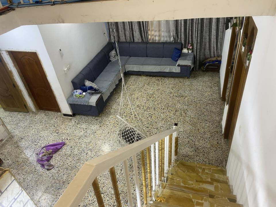 السلام عليكم
دار للبيع المساحه 200م طابو زراعي سند مشترك
العنوان زوير طريق سنجار اخر فرع
يحتوي ع غرفتين نوم وصاله ومطبخ  وهول ومجمع صحيات
ومناور عدد 2 وكراج+ محل بواجهه البيت كان اسواق سابقا
السعر 80 للاستفسار ***********
