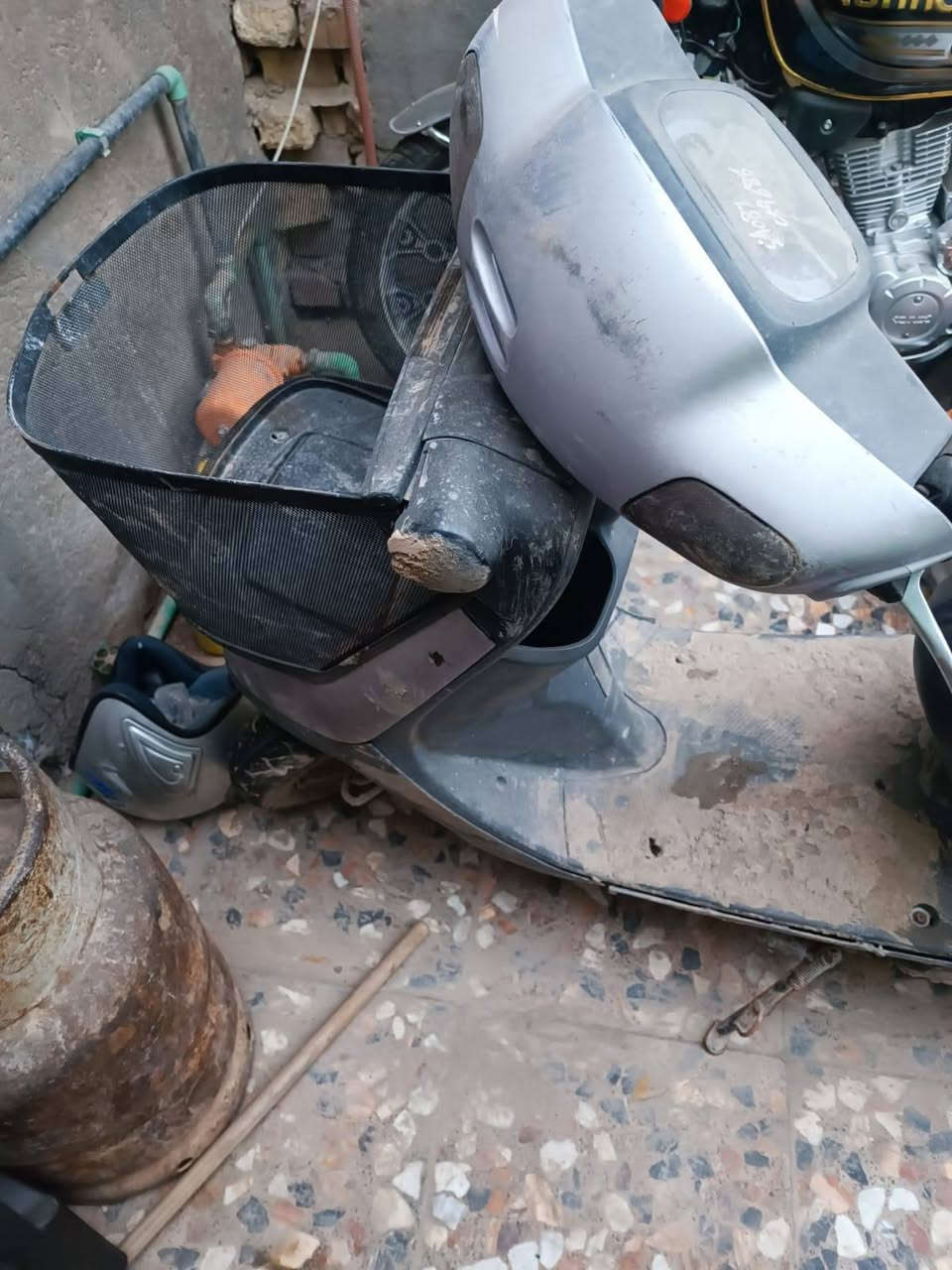 السلام عليكم عندي هاي الدراجة للبيع الدراجة شغالة ماتوكفك عندي الباتري كاعد رغم ماخذة جديد والسكليتر يعلگ مال البانزين بس عوزها غسل الدراجة 275 مجالها بسيط 

مكاني طويريج وهذا رقمي ***********
