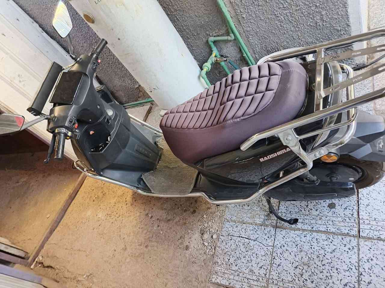 سلام عليكم دراجه شحن للبيع نضيفه ومدرعه 6 بطاريات مسطره الملف 1500 تمشك 75كيلو بصمه العدد 2 تشغيل عن بعد مكاني بغداد البياع موديل 2025 ب 800الف رقم ***********
